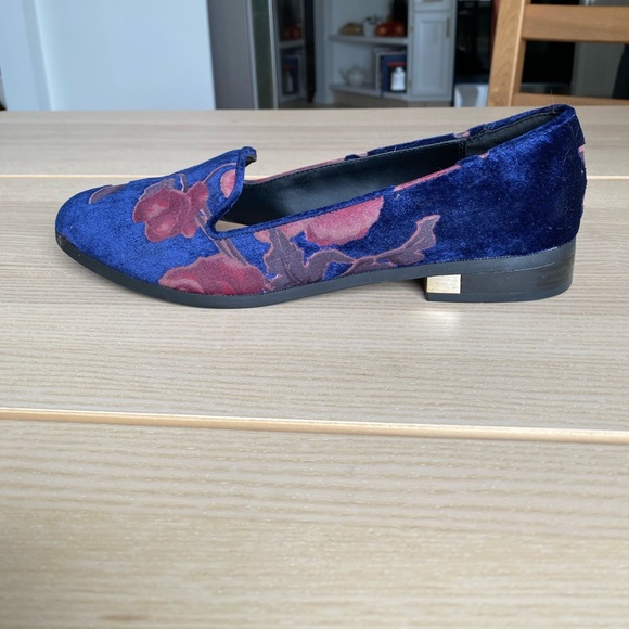 Blue floral velvet loafers with gold detailing - Picture 2 of 6